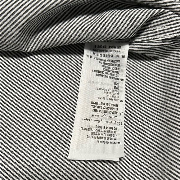 Hollister NWOT Black and White Casual Button Down Shirt - Picture 4 of 4